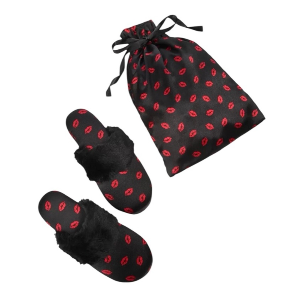 NWT Macys INC International Concepts Plush Faux Fur‎ Red Lips Slippers Gifts